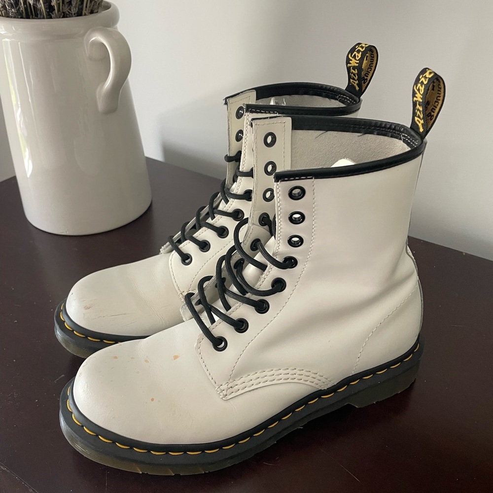 Dr. MARTENS 1460 WOMEN'S SMOOTH LEATHER LACE UP BOOTS WHITE